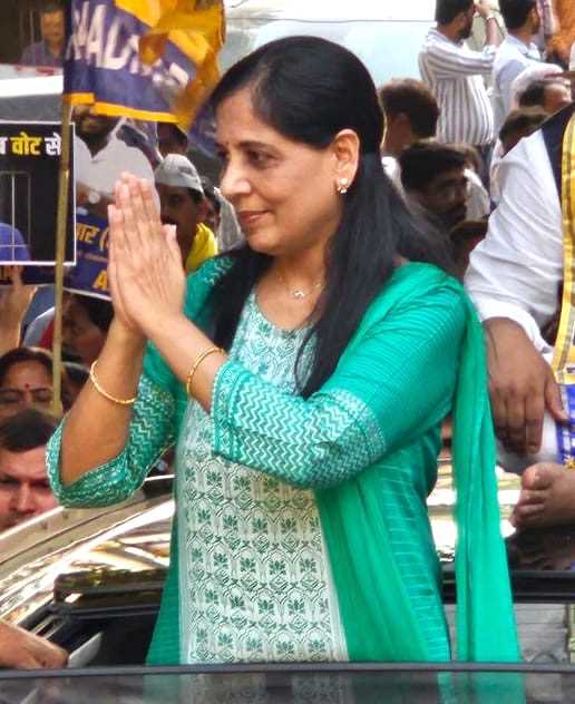 राजनीतिक षड्यंत्र का शिकार हुए केजरीवाल, सुनीता केजरीवाल ने किया दावा